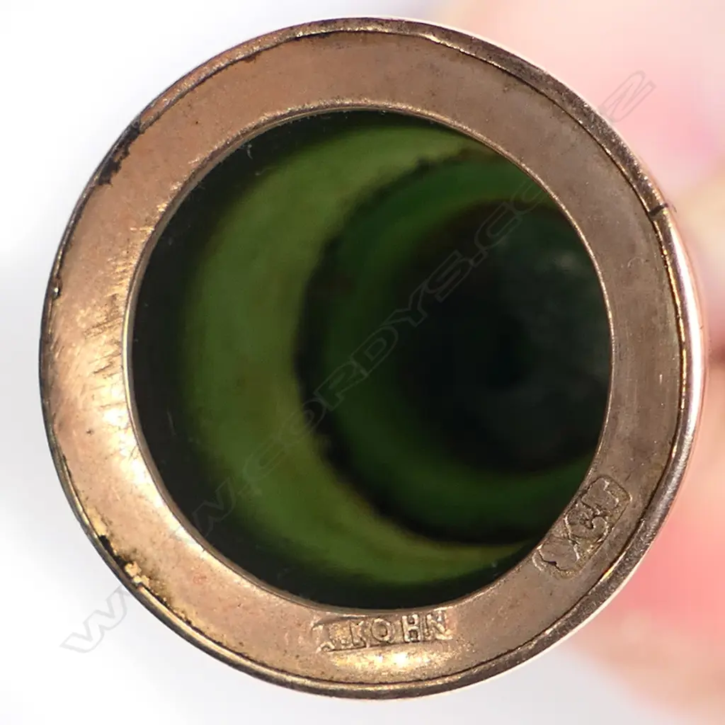 Adolph Kohn (Auckland) 9ct gold and greenstone cigar holder, Image 1++